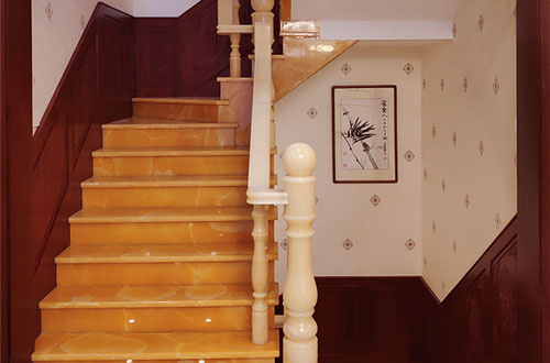 大竹中式别墅室内汉白玉石楼梯的定制安装装饰效果